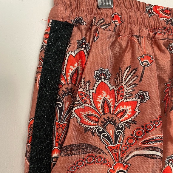 MAISON SCOTCH - SCOTCH & SODA FLORAL AND  CONTRAST PANEL PRINTED PANTS - Picture 12 of 14